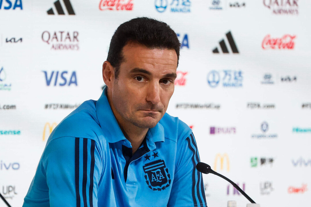 DOHA, 02/12/2022.- El entrenador de la selección argentina Lionel Scaloni durante una rueda de prensa en el día previo del encuentro por octavos de final frente a Australia. EFE/Juan Ignacio Roncoroni