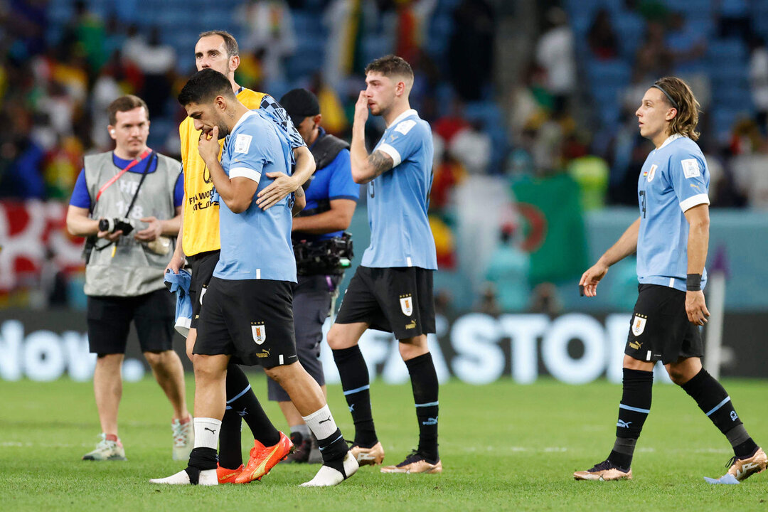 Luis Suárez, Diego Godín y Federico Valverde de Uruguay reaccionan, al final de un partido de la fase de grupos del Mundial de Fútbol Qatar 2022 entre Ghana y Uruguay en el estadio Al-Janoub, en Al-Wakrah (Catar). EFE/ Esteban Biba