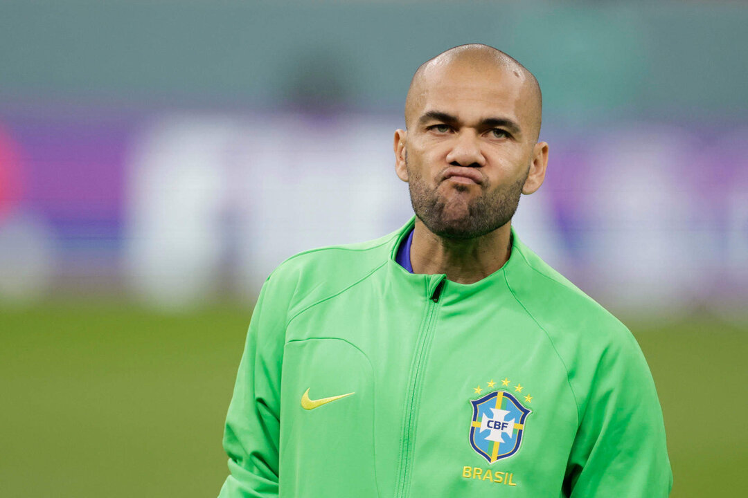 Daniel Alves de Brasil forma, en un partido de la fase de grupos del Mundial de Fútbol Qatar 2022 entre Camerún y Brasil en el estadio de Lusail (Catar). EFE/ Antonio Lacerda