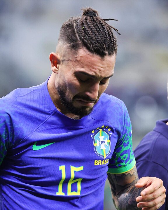 Lusail (Qatar), 02/12/2022.- Alex Telles of Brazil reacts as he leave the pitch due to an injury during the FIFA World Cup 2022 group G soccer match between Cameroon and Brazil at Lusail Stadium in Lusail, Qatar, 02 December 2022. (Mundial de Fútbol, Brasil, Camerún, Estados Unidos, Catar) EFE/EPA/Ali Haider