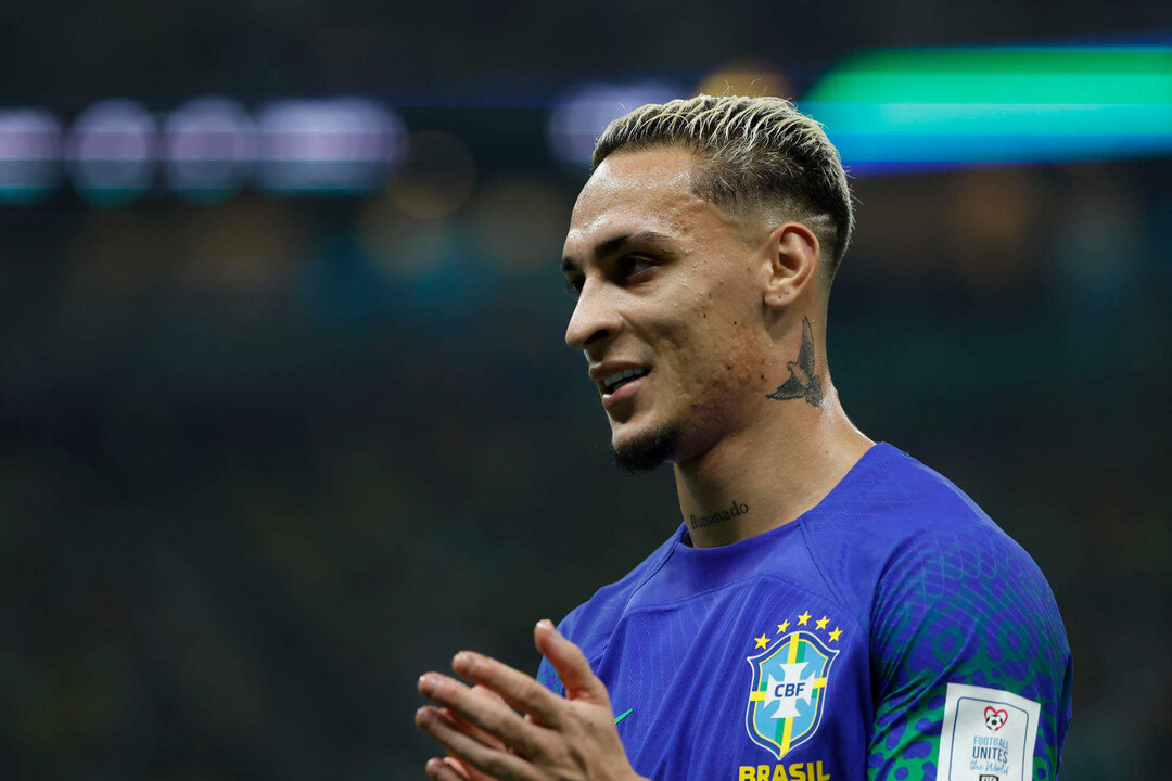 Antony de Brasil hoy, en un partido de la fase de grupos del Mundial de Fútbol Qatar 2022 entre Camerún y Brasil en el estadio de Lusail (Catar). EFE/ Juanjo Martin