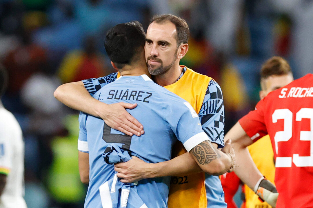 Los internacionales uruguayos Luis Suárez y Diego Godín, en una foto de archivo. EFE/ Esteban Biba