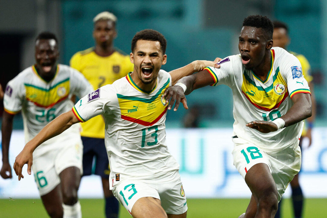 Ismaila Sarr (R) De Senegal durante el FIFA partido entre Ecuador en el estadio Khalifa en Doha, Qatar, 29 noviembre 2022. EFE/ Rodrigo Jimenez