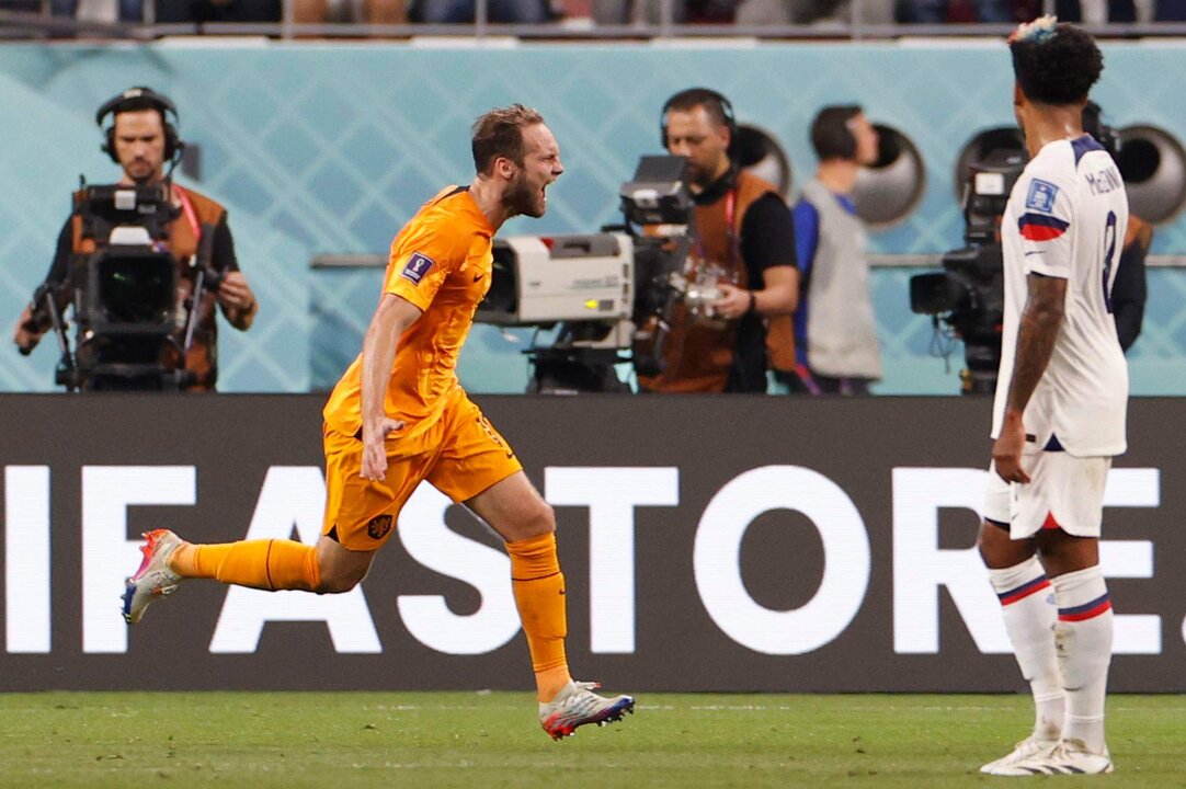 Daley Blind celebra después de lograr el segundo gol aEE.UU.en Khalifa Estadio Internacional en Doha, Catar) EFE/EPA/Rungroj Yongrit