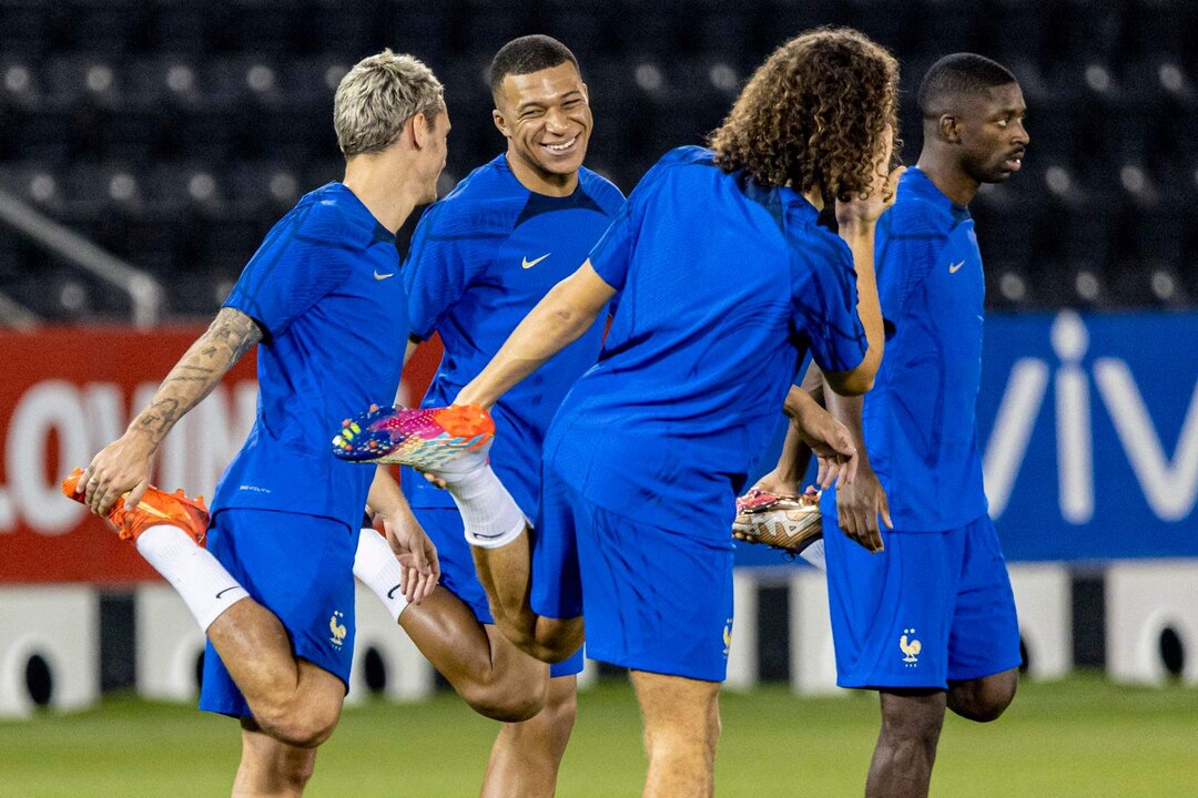 Jugadores franceses Kylian Mbappe (2-L) y Antoine Griezmann (L) atiende una sesión de formación en Al Sadd SC Estadio en Doha,Catar) EFE/EPA/MARTIN DIVISEK