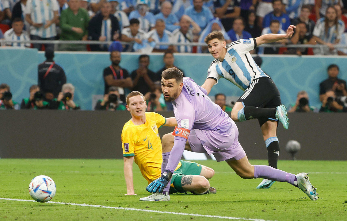 Julian Álvarez (d) de Argentina patea un balón hoy, en un partido de los octavos de final del Mundial de Fútbol Qatar 2022 entre Argentina y Australia en el estadio Ahmad bin Ali Stadium en Rayán (Catar). EFE/ Juan Ignacio Roncoroni