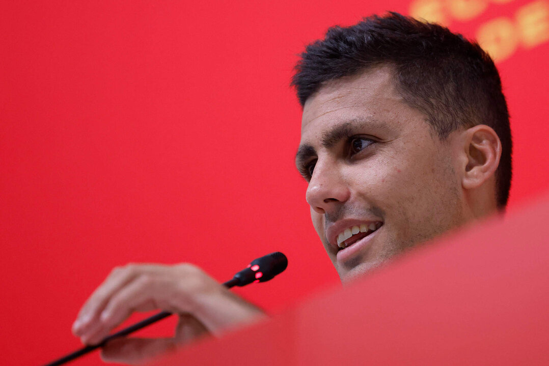 El jugador de la selección española Rodri Hernández durante la rueda de prensa de este domingo en la Universidad de Catar. EFE/JuanJo Martín