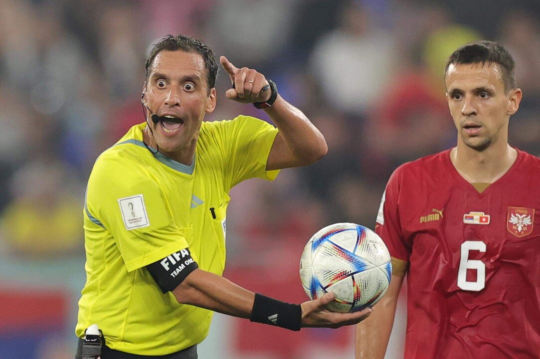 El árbitro argentino Fernando Rapallini. EFE/EPA/Friedemann Vogel