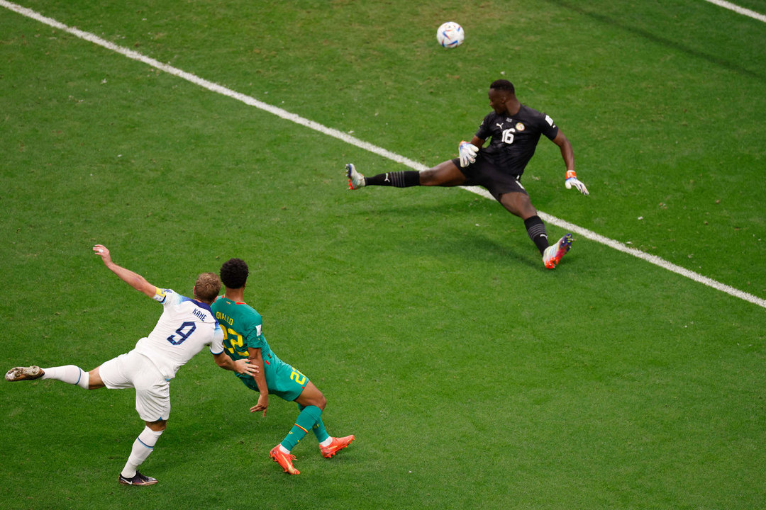 Harry Kane (i) de Inglaterra patea para anotar un gol hoy, en un partido de los octavos de final del Mundial de Fútbol Qatar 2022 entre Inglaterra y Senegal en el estadio Al Bait en Jor (Catar). EFE/ Juan Ignacio Roncoroni