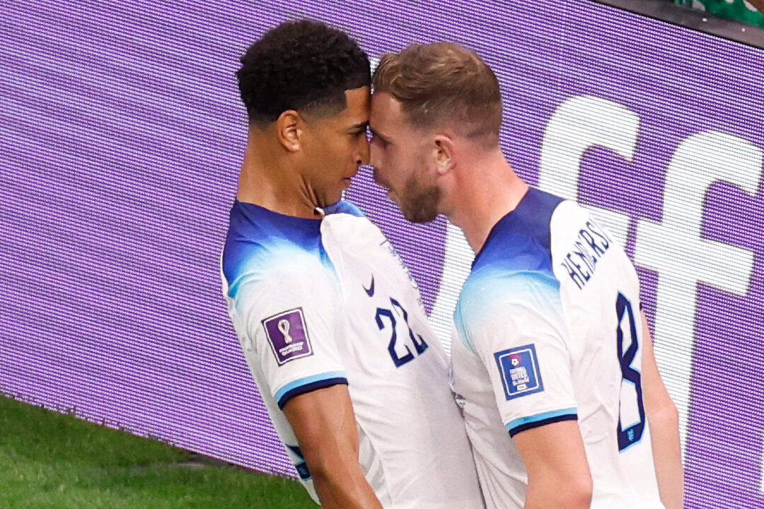 Jordan Henderson (d) de Inglaterra celebra un gol con Jude Bellingham en el partido de los octavos de final del Mundial de Fútbol Qatar 2022 entre Inglaterra y Senegal en el estadio Al Bait en Jor (Catar). EFE/ Juan Ignacio Roncoroni