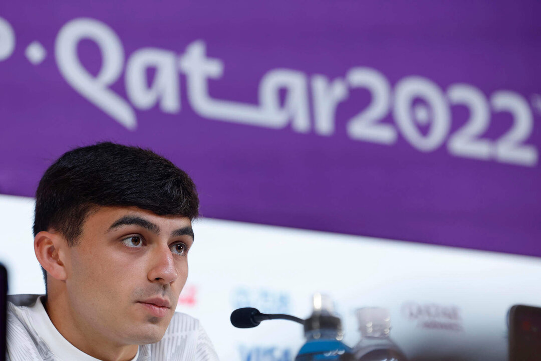 Pedro González "Pedri", centrocampista de España, comparece en una rueda de prensa de su selección en el Centro de Prensa de Doha, Catar. España se enfrentará mañana a Marruecos en un partido de octavos de final del Mundial de fútbol Qatar 2022. EFE/ Juanjo Martín