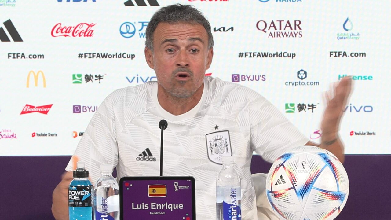 Doha, 5 dic (EFE), (Imagen: E. del Viso).- Con la llegada del todo o nada en el Mundial de Qatar, en unos octavos de final que España mide fuerzas ante Marruecos, Luis Enrique Martínez, seleccionador español, se mostró en estado puro, disconforme con las preguntas de la prensa española, rebelándose contra el negativismo de los análisis tras la derrota ante Japón y defendiendo el estilo de España que abanderará hasta su último día.DECLARACIONES DE LUIS ENRIQUE, TÉCNICO DE LA SELECCIÓN ESPAÑOLA DE FÚTBOL, EN RUEDA DE PRENSA DESDE DOHA.