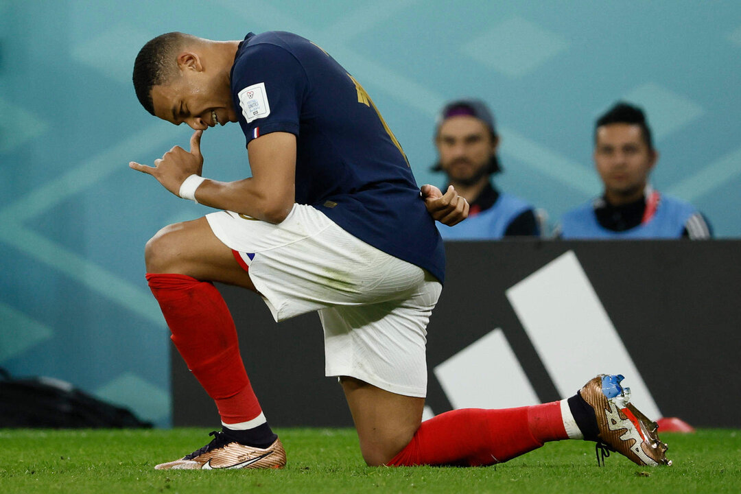 Kylian Mbappe de Francia celebra su gol , en un partido de los octavos de final del Mundial de Fútbol Qatar 2022 entre Francia y Polonia en el estadio Al Zumama en Doha (Catar). EFE/José Méndez