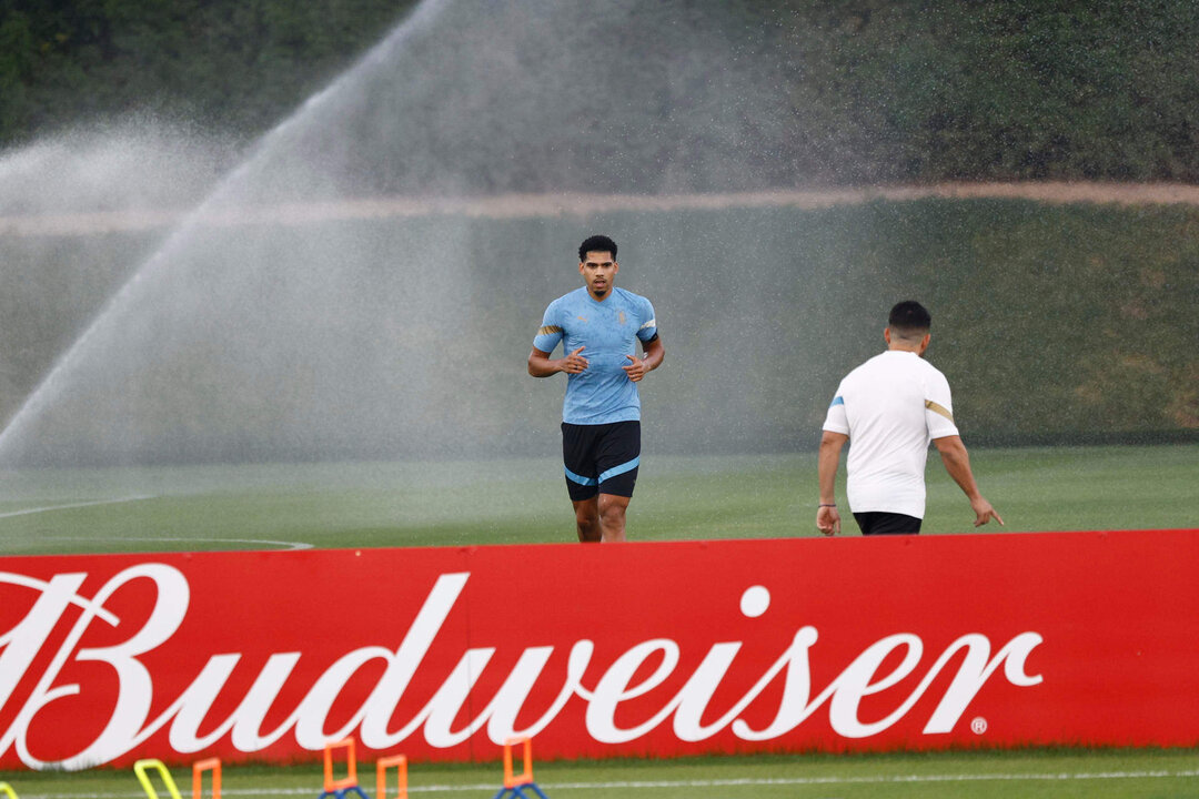 El defensa de Uruguay Ronald Araújo participa en un entrenamiento de su selección en el estadio Al Erssal en Doha. EFE/ Rodrigo Jiménez