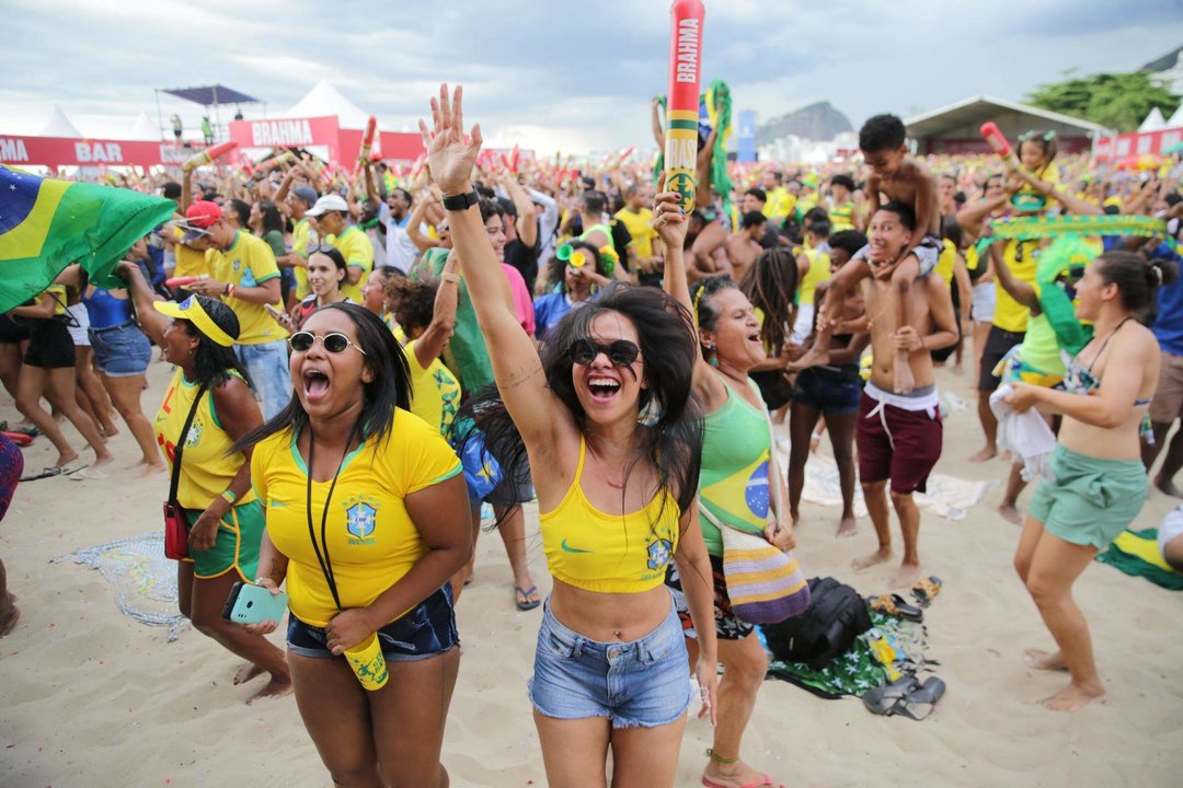 Aficionados observan el partido de la selección brasileña de fútbol ante Corea del Sur durante el Mundial de Qatar 2022, hoy, en el FIFA Fan Festival Arena, en Río de Janeiro (Brasil). EFE/ Andre Coelho