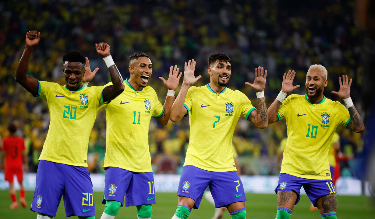 Jugadores de Brasil celebran un gol en el partido ante Corea del Sur, de los octavos de final del Mundial de Fútbol Qatar 2022. EFE/ Alberto Estevez