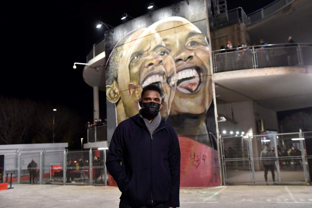 Samuel Eto'o, a la entrada del estadio Son Moix, donde se le tributó un homenaje con motivo del Mallorca-Barcelona de Liga. EFE/CATI CLADERA