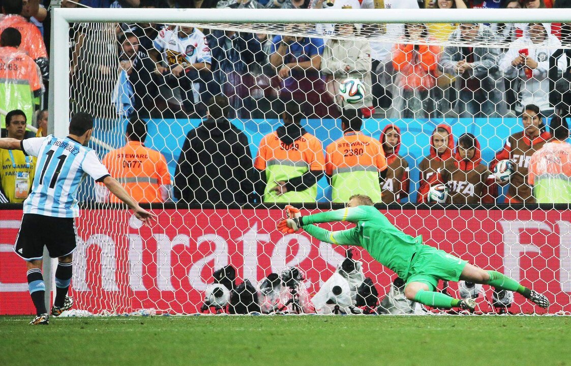 Maxi Rodríguez marca el gol de la victoria en la tanda de penaltis contra Holanda, de la semifinal del Mundial de Brasil 2014. EFE/EPA/DIEGO AZUBEL EDITORIAL USE ONLY]