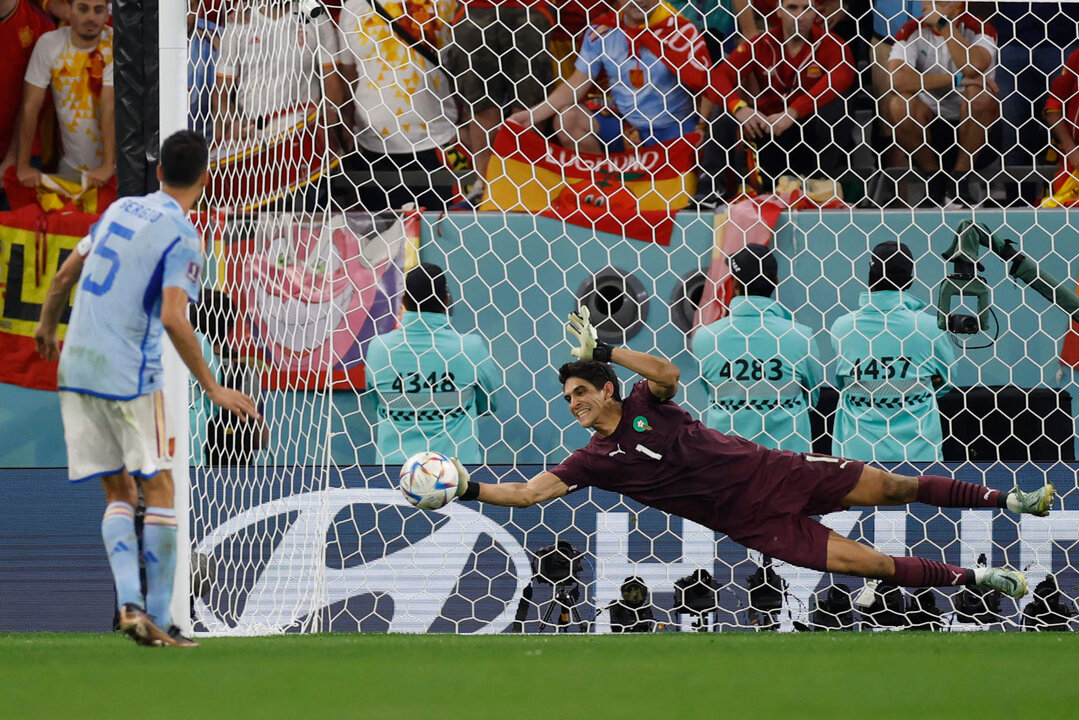 Yassine Bounou de Marruecos detiene un penalti a Sergio Busquets de España hoy, en un partido de los octavos de final del Mundial de Fútbol Qatar 2022 entre Marruecos y España en el estadio Ciudad de la Educación en Rayán (Catar). EFE/ Alberto Estevez