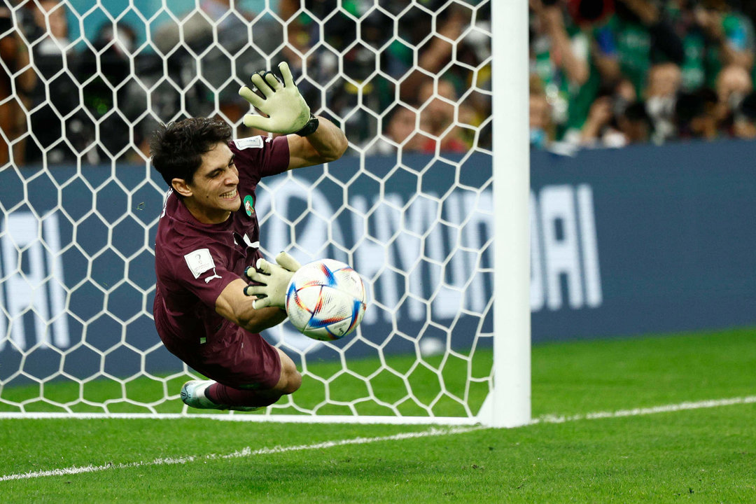 Yassine Bounou de Marruecos tapa un penalti hoy, en un partido de los octavos de final del Mundial de Fútbol Qatar 2022 entre Marruecos y España en el estadio Ciudad de la Educación en Rayán (Catar). EFE/ Rodrigo Jiménez