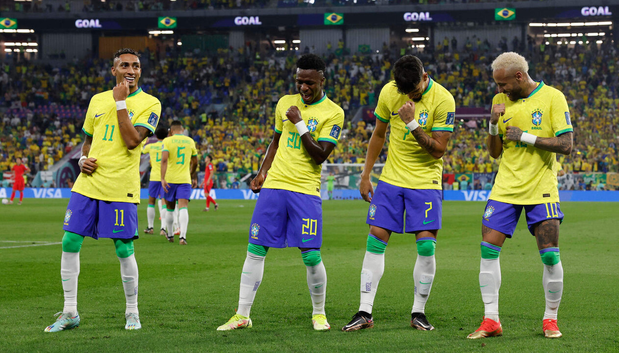 Los jugadores brasileños celebran un gol en el partido de octavos contra Corea del Sur. EFE/ JJ Guillén