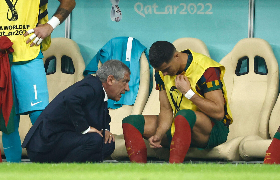 El seleccionador de Portugal Fernando Santos habla con Cristiano Ronaldo, durante el partido de octavos contra Corea del Sur en el que fue suplente. EFE/José Méndez