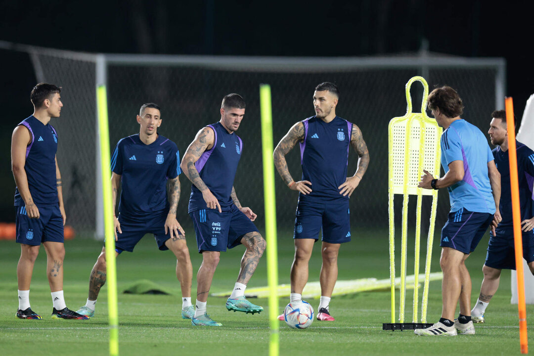 (i-d) Los jugadores argentinos Paulo Dybala, Ángel Di María, Rodrigo De Paul y Leandro Paredes participan en un entrenamiento del equipo, este jueves en la Universidad de Catar, en Doha. Argentina se enfrenta a Países Bajos mañana viernes en su encuentro de cuartos de final del Mundial de Qatar 2022. EFE/ Juan Ignacio Roncoroni