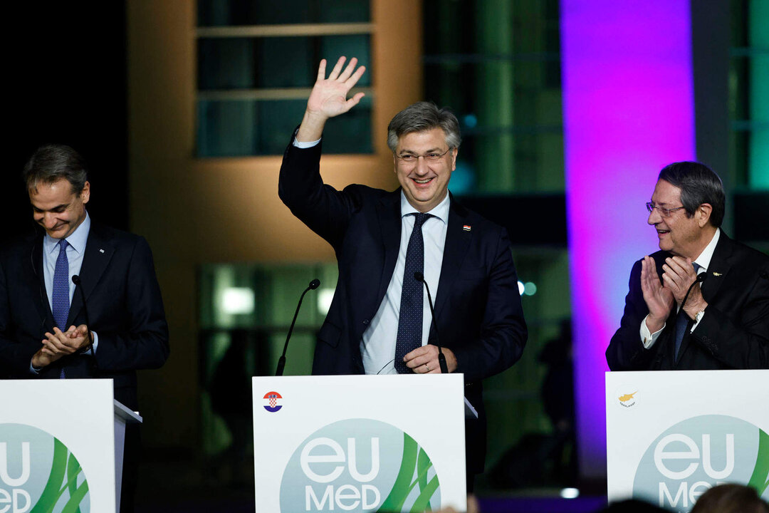 El primer ministro Croata, Andrej Plenkovoc, saluda sonriente durante la rueda de prensa conjunta tras la novena edición de la Cumbre Euromeditarránea, de la clasificación de la selección croata para las semifinales del mundial al vencer a Brasil en la tanda de penaltis. EFE/ Biel Aliño