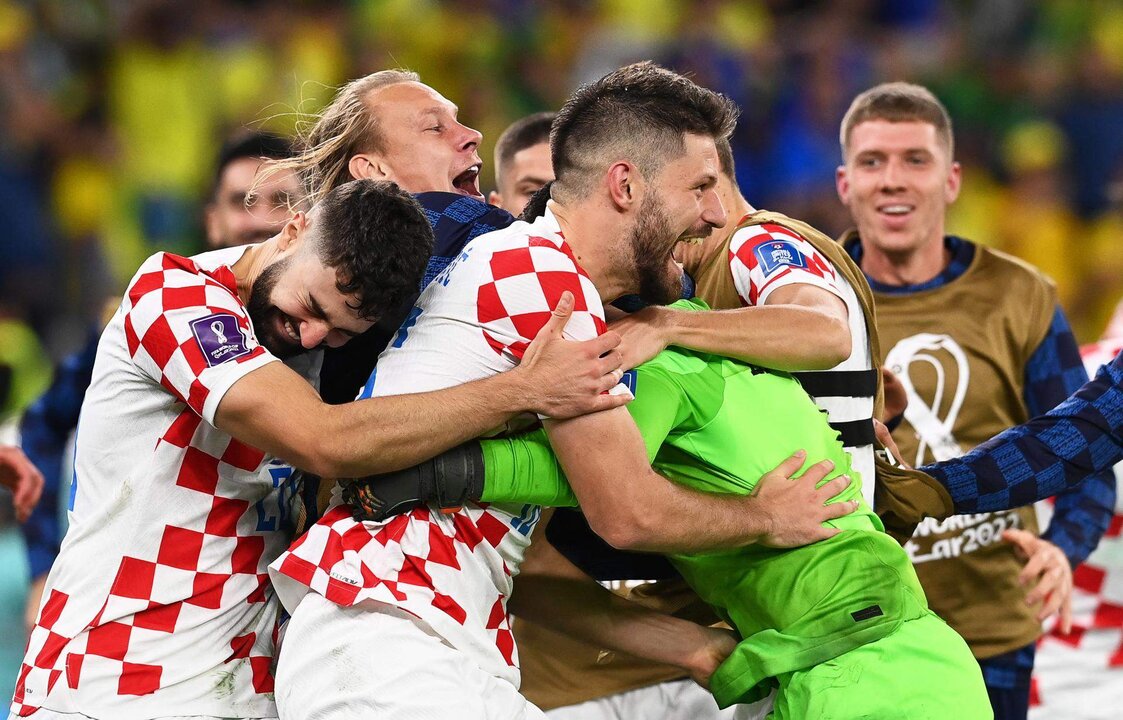 Doha (Qatar), 09/12/2022.- Croatia's goalkeeper Dominik Livakovic (C-R) celebrates with teammates after winning the penalty shoot-out of the FIFA World Cup 2022 quarter final soccer match between Croatia and Brazil at Education City Stadium in Doha, Qatar, 09 December 2022. (Mundial de Fútbol, Brasil, Croacia, Catar) EFE/EPA/Georgi Licovski