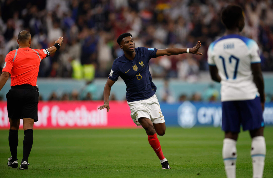 Aurelien Tchouameni de Francia celebra un gol hoy, en un partido de los cuartos de final del Mundial de Fútbol Qatar 2022 entre Inglaterra y Francia en el estadio Al Bait en Jor (Catar). EFE/ Alberto Estevez