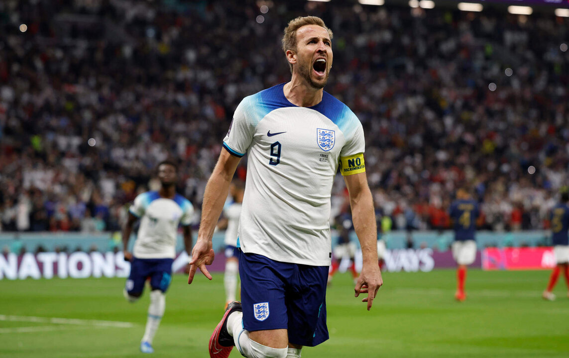 Harry Kane de Inglaterra celebra un gol en un partido de los cuartos de final del Mundial de Fútbol Qatar 2022 entre Inglaterra y Francia en el estadio Al Bait en Jor (Catar). EFE/ Alberto Estevez