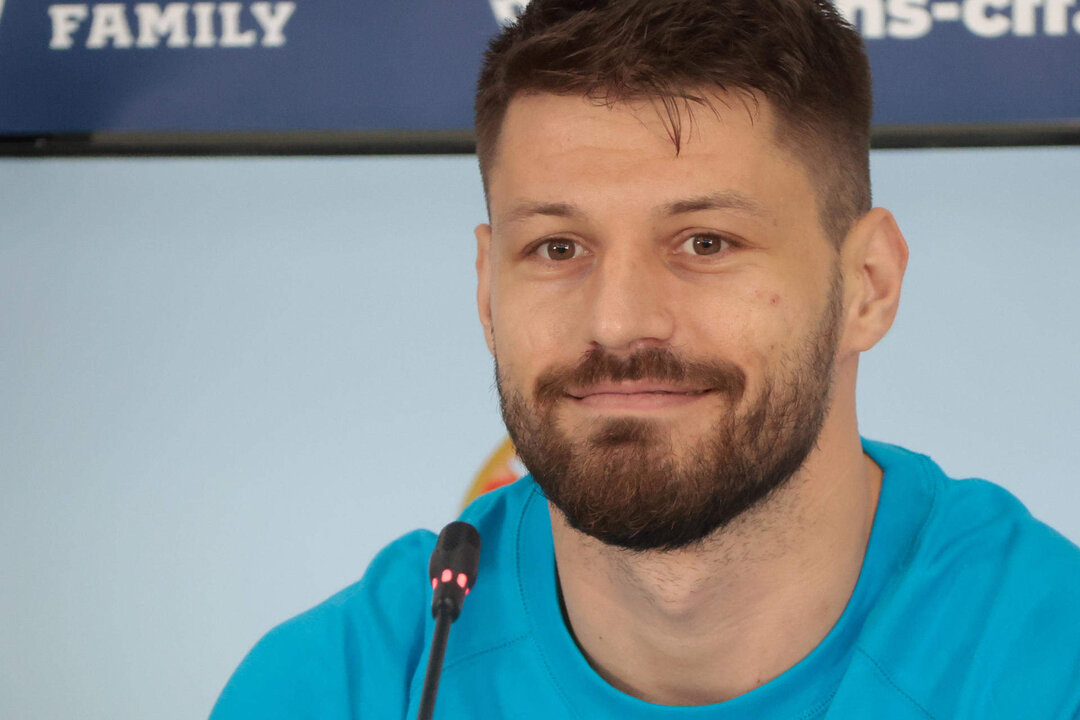 El delantero Bruno Petkovic durante la rueda de prensa de la selección de Croacia este domingo en las instalaciones de Al Erssal. Croacia prepara las semifinales del Mundial Qatar 2022 que le enfrentarán a Argentina el próximo martes 13 de diciembre. EFE/ Juan Ignacio Roncoroni