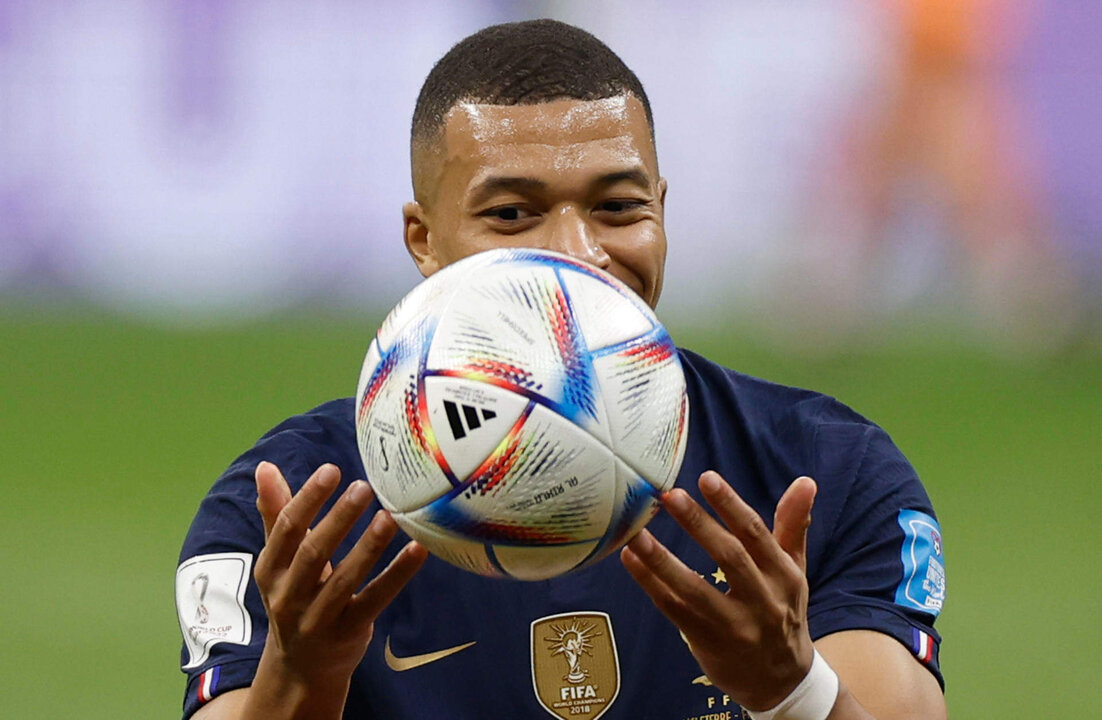 Kylian Mbappe de Francia juega con el balón, en un partido de los cuartos de final del Mundial de Fútbol Qatar 2022 entre Inglaterra y Francia en el estadio Al Bait en Jor (Catar). EFE/ Alberto Estevez