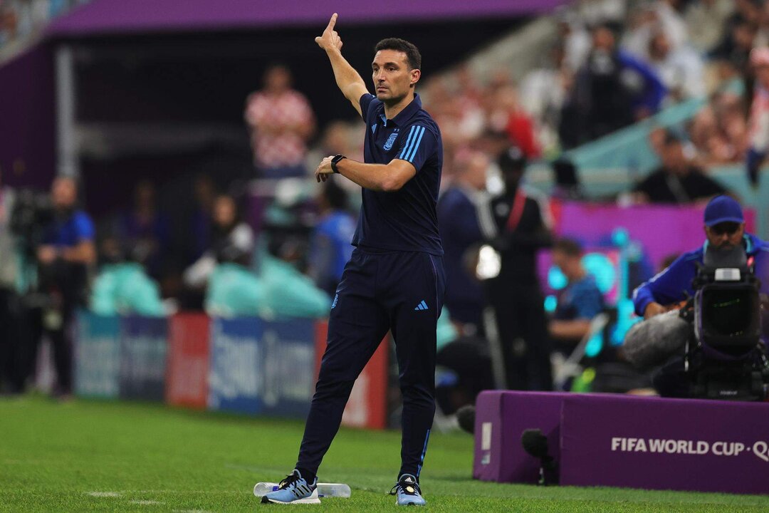 El técnico de la selección argentina, Lionel Scaloni, da consignas a sus jugadores durante la semifinal disputada contra Croacia. EFE/EPA/Friedemann Vogel