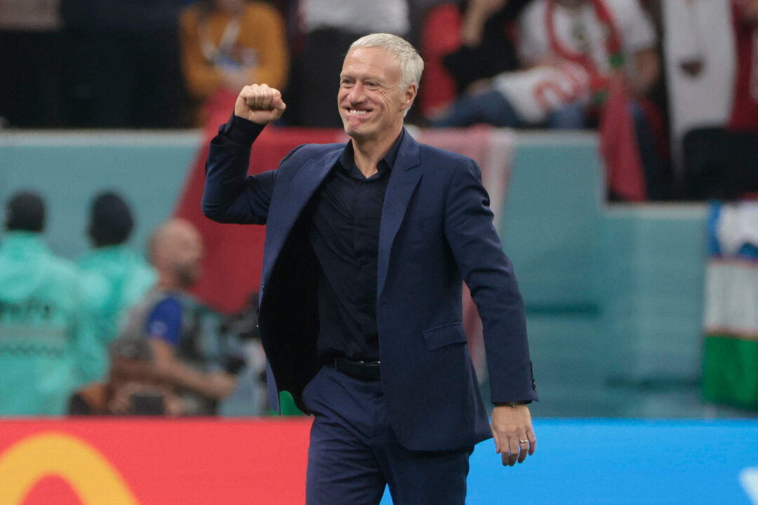 El selecccionador de Francia Didier Deschamps celebra hoy, al final de un partido de semifinales del Mundial de Fútbol Qatar 2022 entre Francia y Marruecos en el estadio Al Bait en Jor (Catar). EFE/ Juan Ignacio Roncoroni