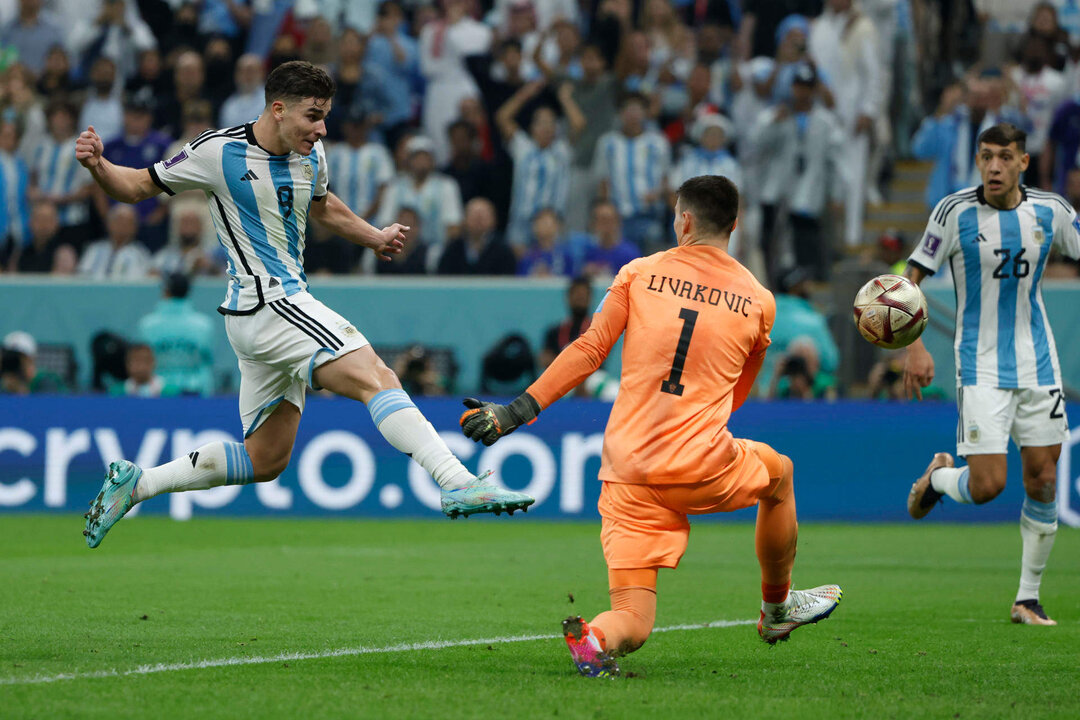 ulian Álvarez (i) de Argentina patea para anotar un gol ante Dominik Livakovic portero de Croacia el pasado martes, en un partido de semifinales del Mundial de Fútbol Qatar 2022 entre Argentina y Croacia en el estadio de Lusail (Catar). EFE/ Juanjo Martin