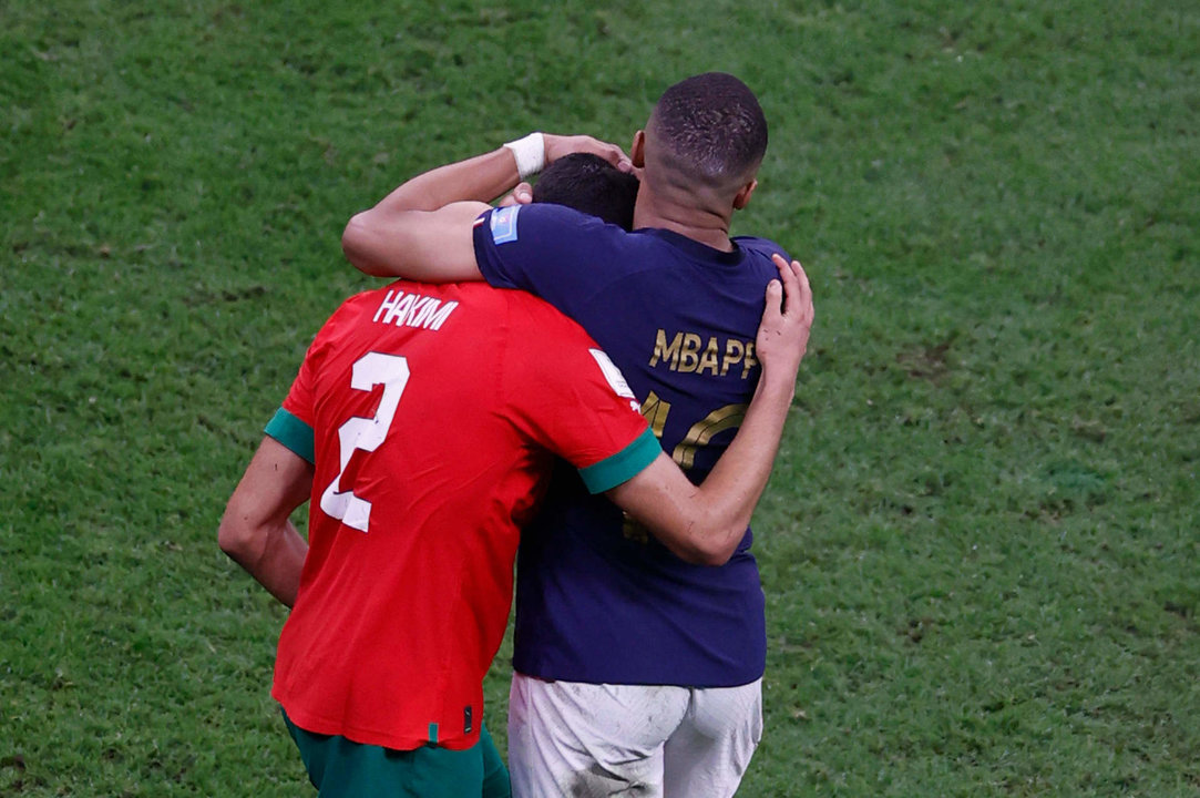 Kylian Mbappe de Francia saluda a Achraf Hakimi de Marruecos, al final de un partido de semifinales del Mundial de Fútbol Qatar 2022 entre Francia y Marruecos en el estadio Al Bait en Jor (Catar). EFE/Alberto Estevez