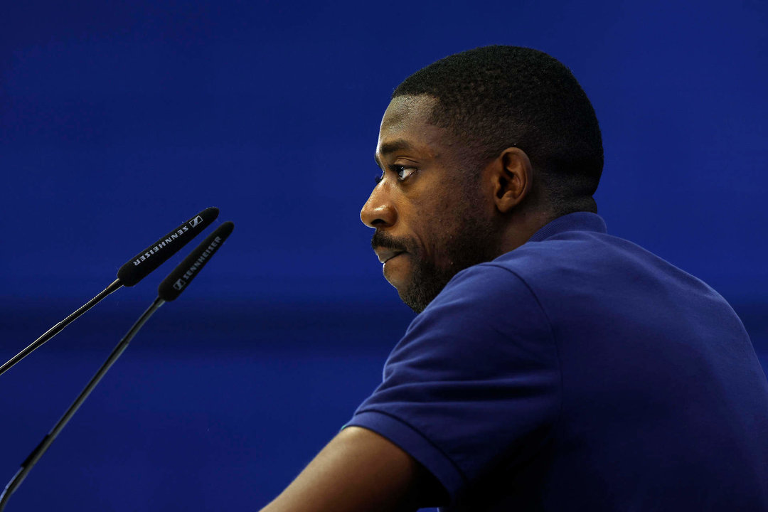 El delantero de la selección de Francia Ousmane Dembélé comparece en una rueda de prensa en Doha, Catar, este viernes. Francia se enfrentará el domingo a Argentina en la final del Mundial de Fútbol de Qatar 2022. EFE/Alberto Estévez