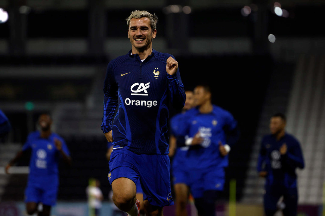 El delantero de Francia Antoine Griezmann participa en un entrenamiento de su selección en Doha, Catar, este viernes. EFE/Alberto Estévez