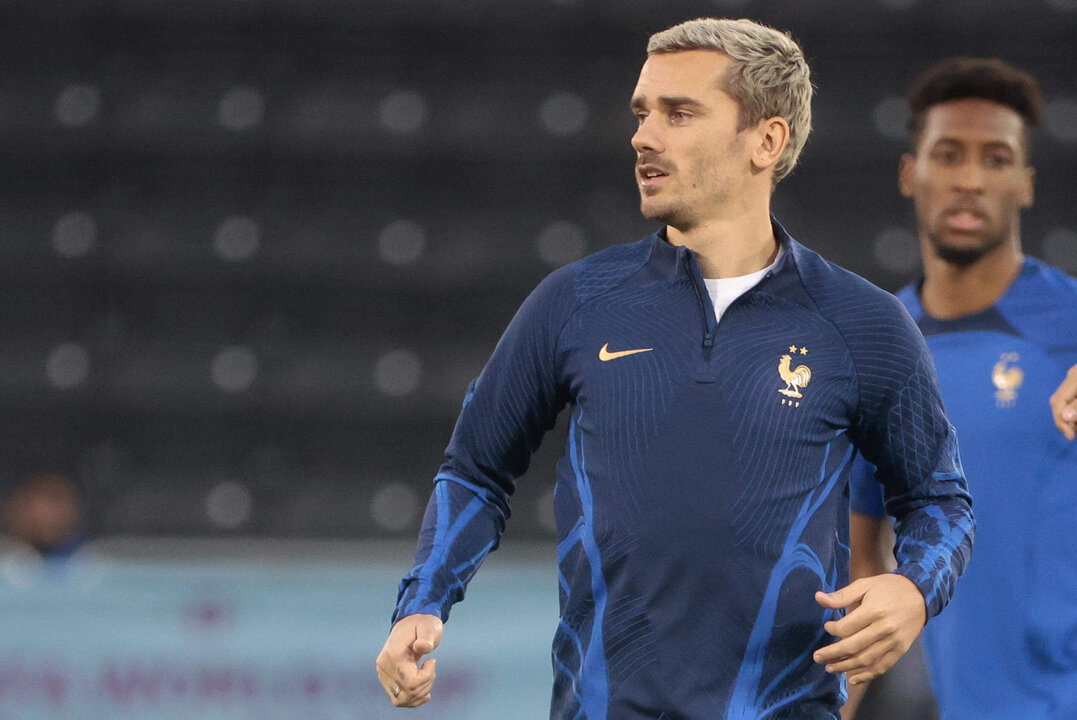 El delantero de la selección francesa Antoine Griezmann participa en un entrenamiento del equipo este sábado en el Virtual Stadium de Doha, Catar. Francia y Argentina disputarán la final del Mundial el domingo. EFE/Juan Ignacio Roncoroni