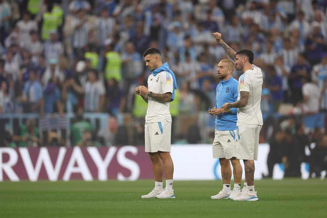 Rodrigo De Paul (d) de Argentina saluda a los aficionados hoy, en la final del Mundial de Fútbol Qatar 2022 entre Argentina y Francia en el estadio de Lusail (Catar). EFE/ Juan Ignacio Roncoroni