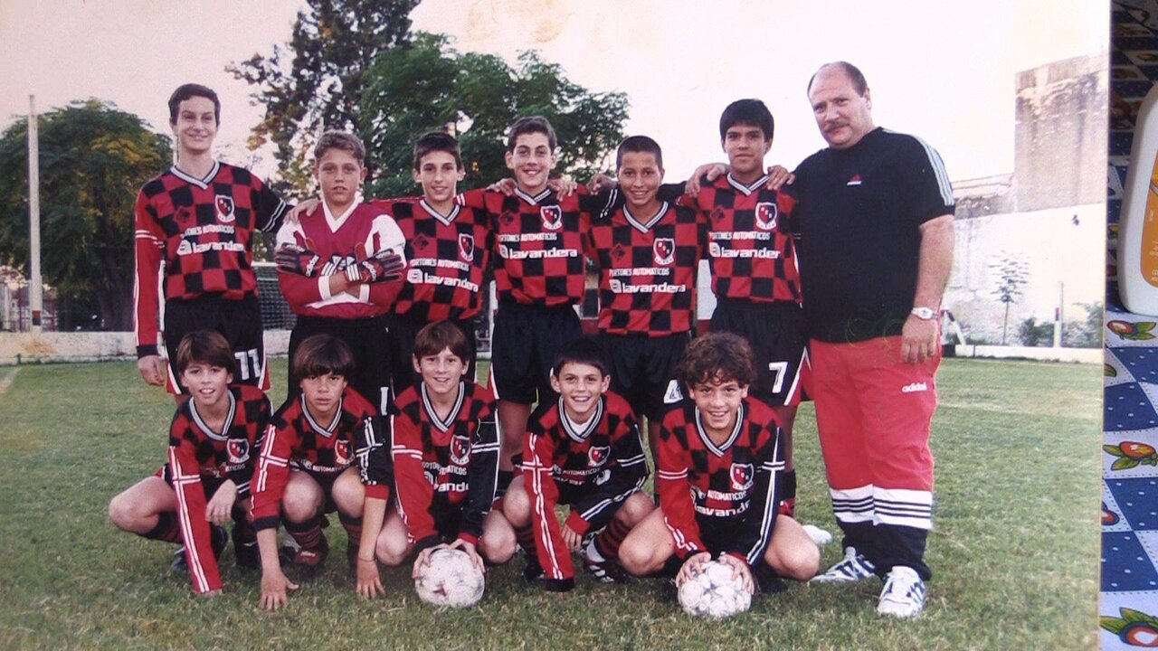 Fotografía cedida del archivo personal de Quique Domínguez, exentrenador de Lionel Messi, en la que se ve a Domínguez (d) rodeado de los niños que formaban parte de la escuela del Club Atlético Newell's Old Boys de Rosario, entre ellos Messi (3i abajo), en Rosario (Argentina). EFE/Archivo Personal De Quique Domínguez