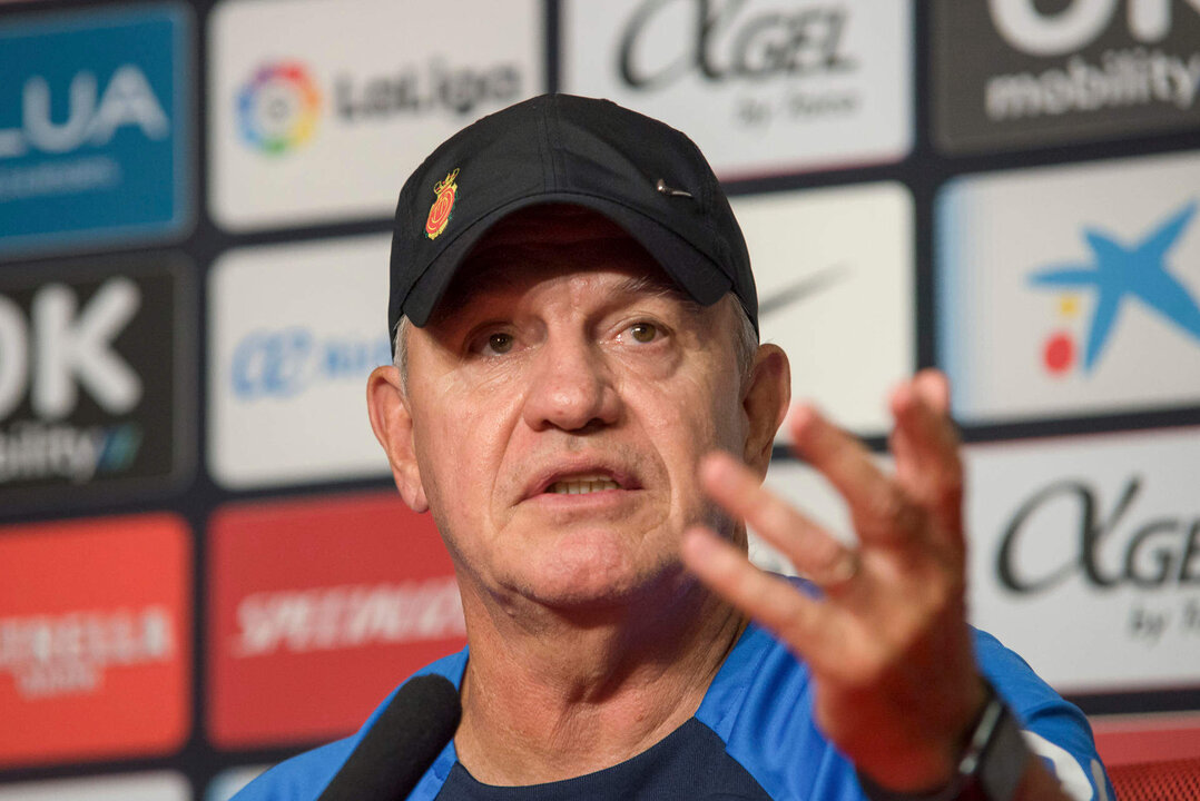 El entrenador del RCD Mallorca, Javier Aguirre Rueda, durante la rueda de prensa que ofreció en Palma. EFE/ATIENZA